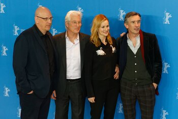 Parte del elenco de la película The Dinner acompañados de su director, Oren Moverman