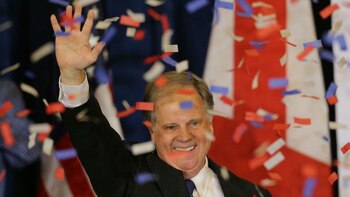 El demócrata Doug Jones celebra