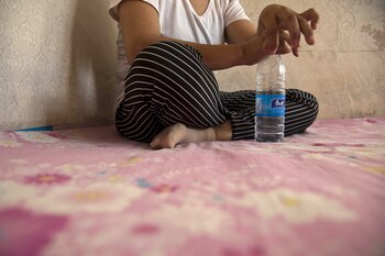 Una mujer norcoreana habla con