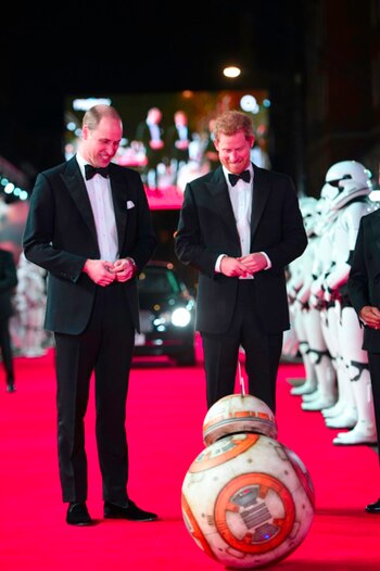 Los príncipes William y Harry en el estreno de Star Wars. Foto:POOL/AFP – Eddie MULHOLLAND
