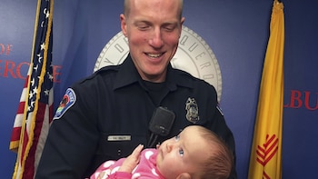 Ryan Holets, oficial de policía