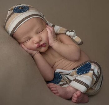 Aquí, muy tierno durmiendo