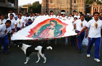 Peregrinos cargan una enorme pintura