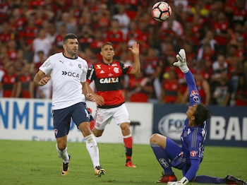 La definición de Gigliotti en la final de la Sudamericana en el Maracaná que pudo ser el gol del año (REUTERS/Pilar Olivares)