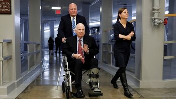 John McCain se dirige asistido