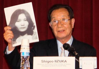 Shigeo Iizuka sostiene una foto