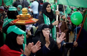 Una militante de Hamas sostiene