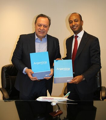 Firma del convenio entre Santos