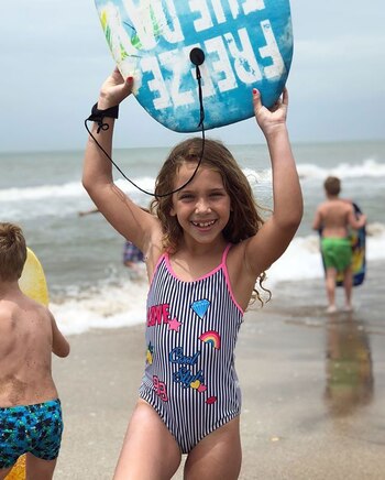 Olivia, divertida en el agua.