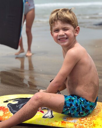 Milo se entretiene con una