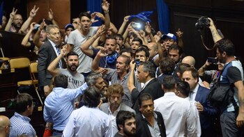 Militantes y legisladores se cruzaron