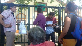 Hebe de Bonafini (de espaldas)