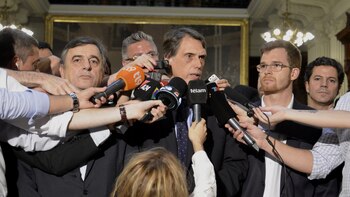 Habla Kosiner rodeado por Negri