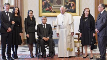 El Papa Francisco posa con