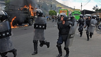 Oficiales se movilizan mientras arde