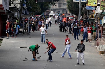 Manifestantes arrojan piedras contra la