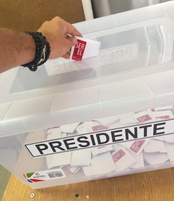 Benjamín Vicuña votando en las