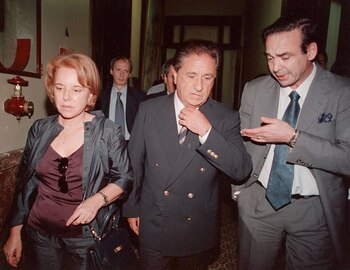 Eduardo Duhalde acompañado por su