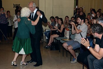 Improvisó un tanguito con su esposa Elsa. Foto: GENTE