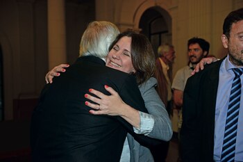 Nancy abraza a su papá después de recibir una distinción en la Legislatura. Foto: GENTE
