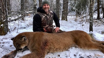 Steve Ecklund muestra el ejemplar