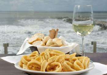 Acompañadas de rabas o papas fritas,