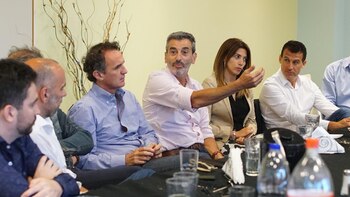 Florencio Randazzo junto a dirigentes