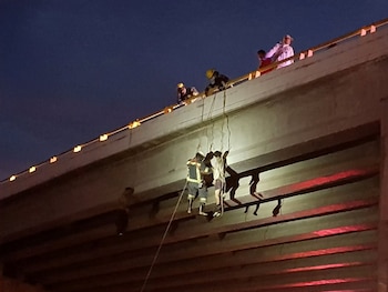 Rescatistas bajan los cuerpos de