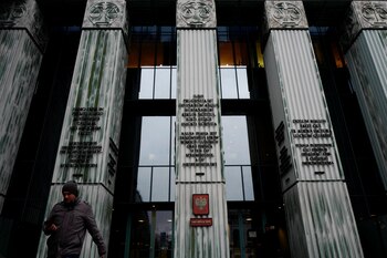 Un hombre camina frente a