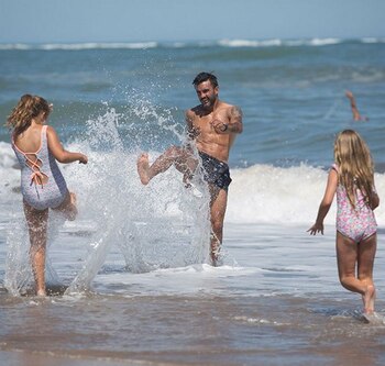 Cubero con dos de sus hijas en Punta del Este; días después viajaría a Mendoza con Micaela