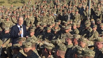 Jim Mattis hablando con los