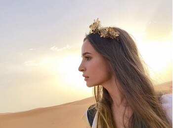 La actriz está instalada y