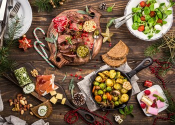 Opciones veganas, vegetarianas y tradicionales con comidas típicas navideñas son las que se sirven en las mesas de las Fiestas en Argentina (Getty Images)