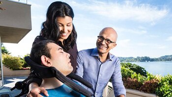 Satya Nadella, junto a su