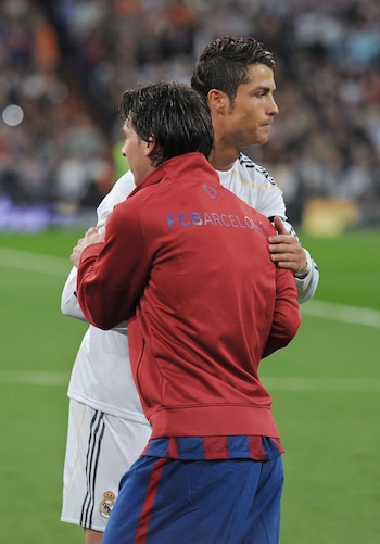 Madrid: el saludo previo a la victoria del Barça en 2010 (Getty)