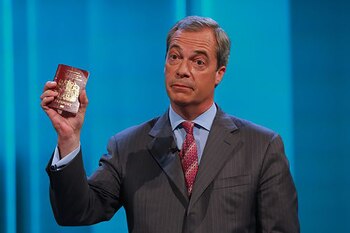 El líder del Partido de la Independencia del Reino Unido, Nigel Farage, muestra su pasaporte
