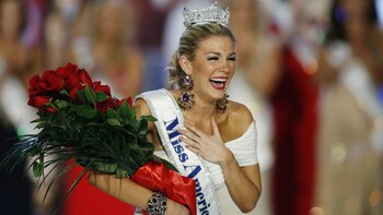 Mallory Hytes Hagan reacciona cuando anunciaba como Miss America en 2013. (AP)