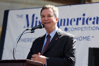 Sam Haskell, director de la organización Miss America. (AP Photo/Mel Evans, File)