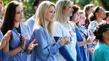 Enfermeras reunidas en un hospital