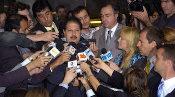 Ricardo “Ricky” Martínez” enfrentando a la prensa. Foto: Archivo Atlántida Televisa.