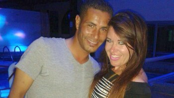 Laura Plummer junto a su