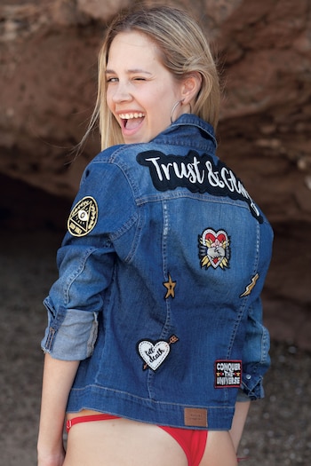 Nicole Makaruk con campera de