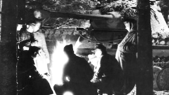 La tripulación de un tanque Panther alemán intenta entrar en calor durante la noche. La ofensiva fue lanzada en medio de un invierno muy crudo y un pésimo clima para las operaciones aéreas