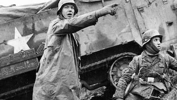 Dos soldados alemanes durante la ofensiva. Detrás de ellos un semioruga M3 del ejército de Estados Unidos
