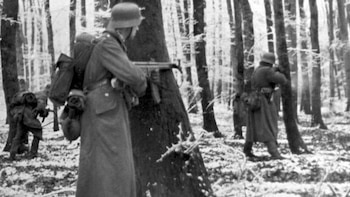 Tropas del régimen nazi en el bosque belga, portando el novedoso fusil de asalto Stg 44