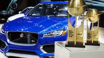El Jaguar F-Pace junto a sus dos distinciones: mejor auto y mejor diseño según la organización WCOTY