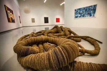 La exhibición se organiza en