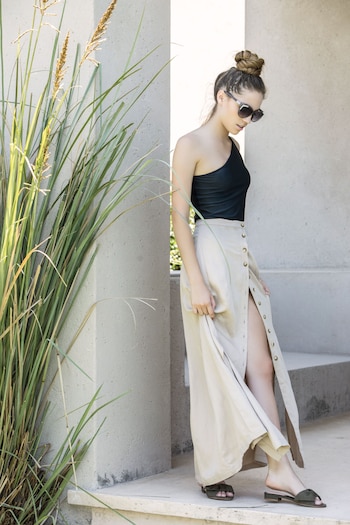 Entero de un solo hombro ($ 990, Complot), maxifalda con botones delanteros, chatas con lazo ($ 2.300, Hush Puppies) y anteojos de sol (Valeria Mazza by Ranieri). Foto: Fernando Venegas/ Para Ti