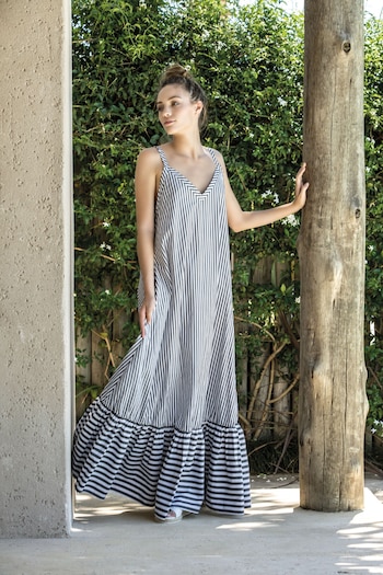 Solero con volado ($ 3.500, Kosiuko) y sandalias de yute con hebillas ($ 1.600, Hush Puppies).