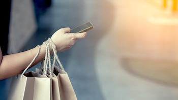 El costo de comprar ropa